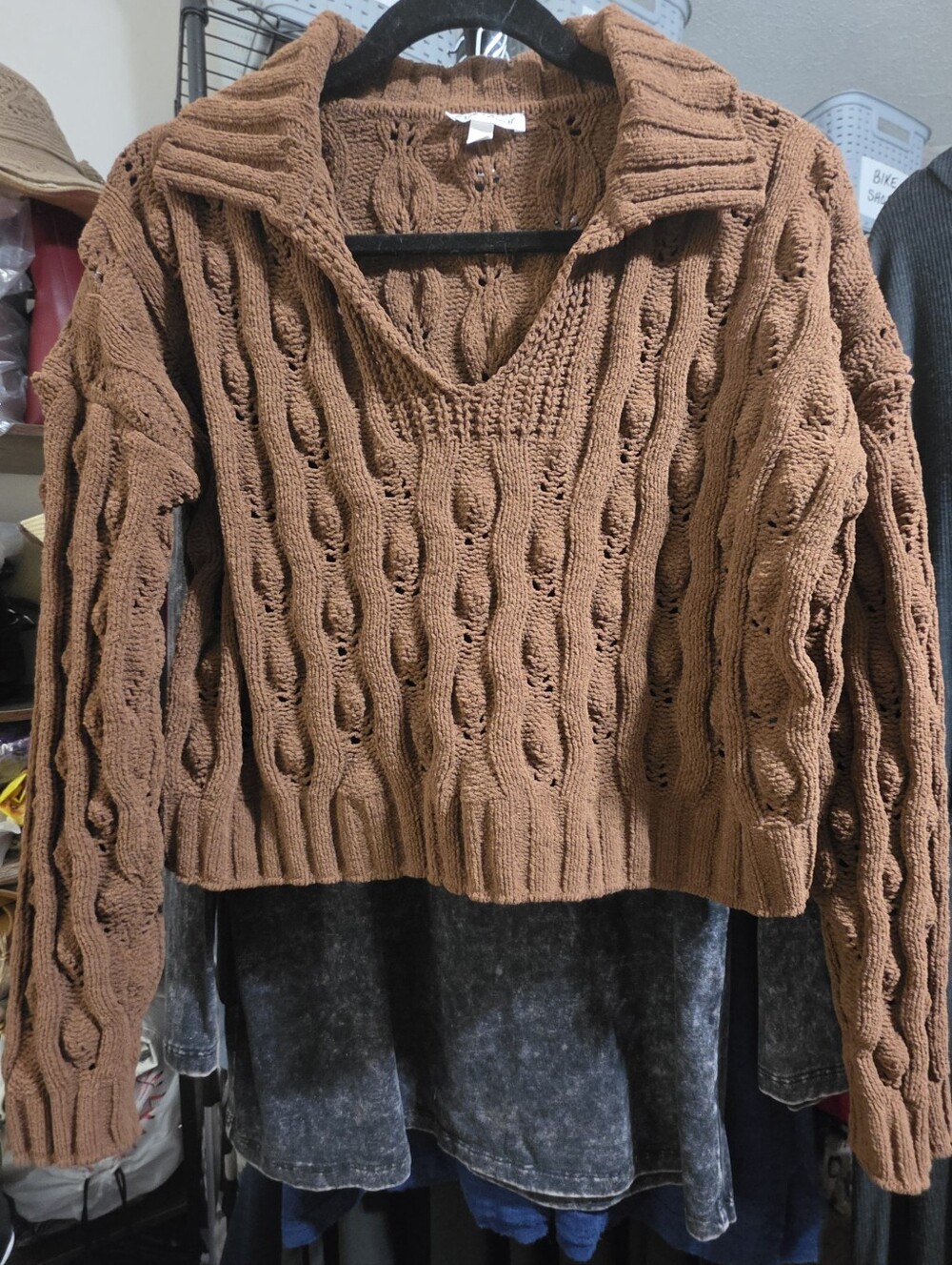 DEREK HEART Relaxed Cable-Knit V-Neck Sweater in Chestnut Brown